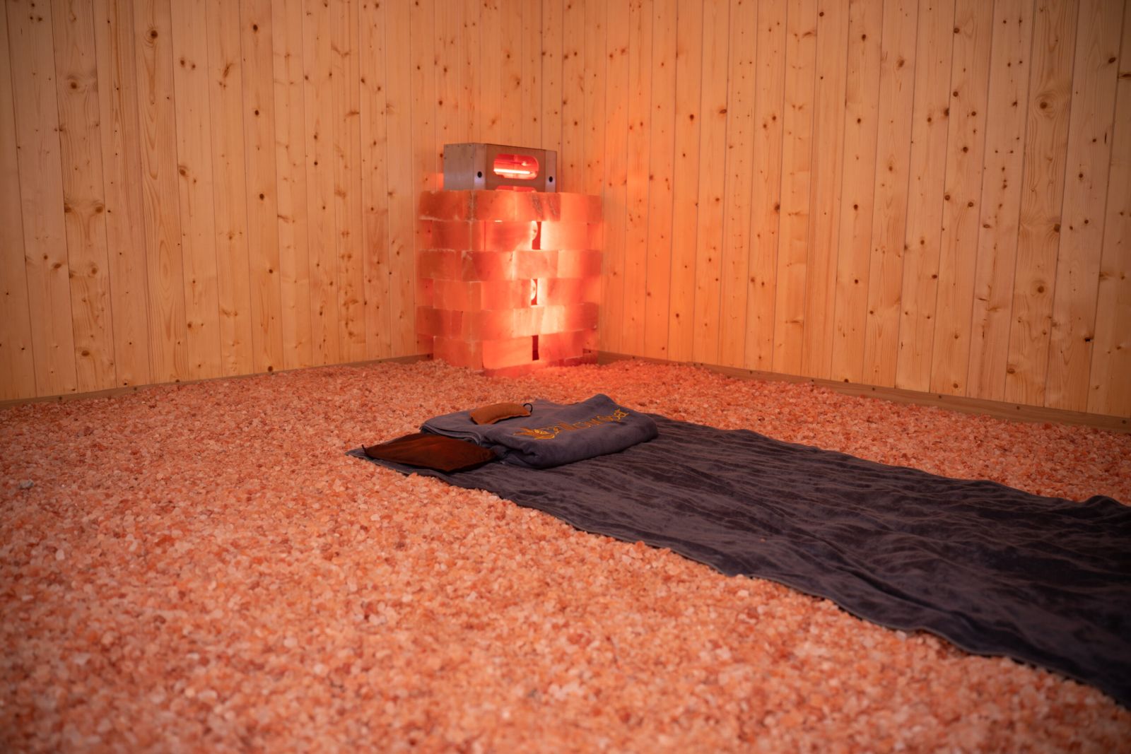 Hot stone massage in Da Nang combined with salt stone sauna
